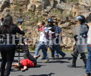 La movilización, organizada por el partido Libertad y Refundación (Libre), se realizó de forma simultánea en varias carreteras del país. Foto:Estalin Irías/ELHERALDO