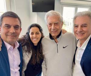 Vargas Llosa “venció al Covid. Ahora, a casa a seguir con la recuperación”, escribieron en sus cuentas de Twitter Álvaro y Morgana Vargas Llosa, junto a una foto en la que salen abrazados con su padre de 86 años, sonriente, y su otro hermano, Gonzalo.