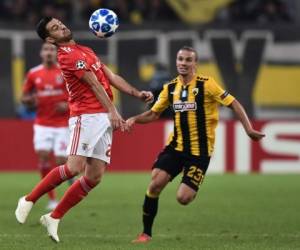 El centrocampista sueco Niklas Hult compite con el defensa español del Benfica Alex Grimaldo. Foto AFP