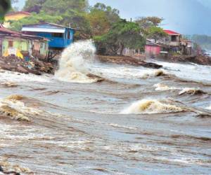 Las bandas nubosas que deja Earl han provocado, entre otras consecuencias, un fuerte oleaje en La Ceiba, al grado que algunas casas ubicadas en la playa han sido afectadas (Fotos: El Heraldo)