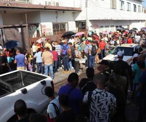 Frecuentemente miles de migrantes hacen fila a la espera de resolver su situación migratoria en la ciudad de Tapachula, en el estado de Chiapas (México). Foto de archivo