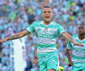 Jonathan Rodríguez celebra una de las anotaciones del Santos. Foto: Agencia AFP