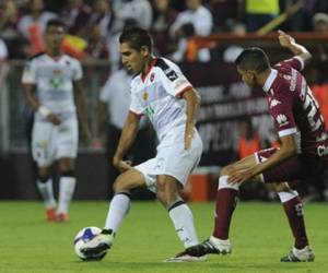 Jorge Claros ante Saprissa en la semifinal del fútbol costarricense.