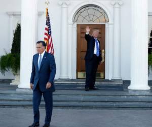 Mitt Romney es despedido por Trump a la salida del golf. Foto: Agencia AP.