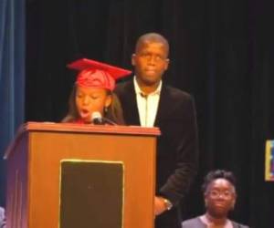 Boniek García junto a su hija Lourdes en la ceremonia de graduación de 5to grado.