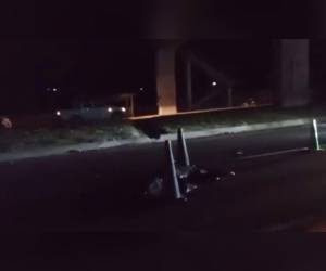 El cuerpo de la fémina quedó tirado en medio de la carretera.