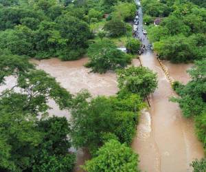 La crecida del nivel del agua en los ríos ubicados en la zonas sur del país ha dejado incomunicados a decenas de familias.