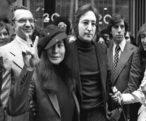 John Lennon y su esposa, Yoko Ono, dejan una audiencia de Inmigración en la ciudad de Nueva York.