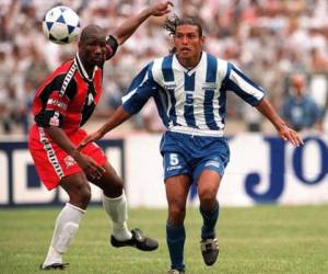 Milton Jocón Reyes pelea el balón ante la marca del jugador de Trinidad y Tobago