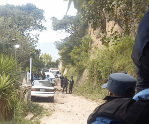 Agentes acordonaron la escena del suceso.