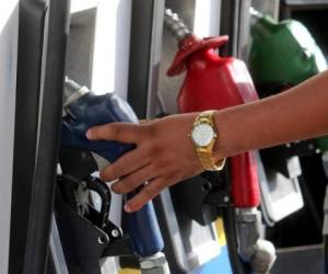 La gasolina superior se mantiene arriba de 100 lempiras el galón.