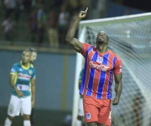 Javier Estupiñan celebra su tanto ante el Juticalpa en el Brevé Vargas (Foto: Juan Salgado)