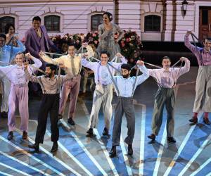 Los bailarines hicieron un espectáculo sobre el escenario del teatro Dolby.