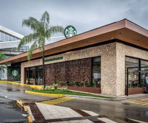 La primera tienda de Starbucks en Honduras está ubicada en la zona del Pedregal en San Pedro Sula.