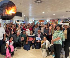 Un grupo de hondureños, que se encontraba en Israel como parte de una excursión religiosa organizada por una iglesia en Comayagua, quedó varada, pues su viaje coincidió con los ataques llevados a cabo por el grupo palestino Hamás en territorio israelí. A pesar que en un inicio el canciller Enrique Reina informó que la “situación estaba resuelta”, lo cierto es que familiares aclararon lo contrario, pues sus parientes se encontraban aún en Israel. A continuación los detalles.