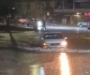 La crecida de quebradas cercanas provocó severas inundaciones en varios sectores de la ciudad de La Ceiba, Atlántida.