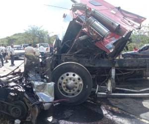 Las dos rastras sufrieron fuertes daños y dejaron un fuerte congestionamiento vial en la zona.