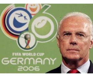 Franz Beckenbauer, presidente del comité organizador del mundial Alemania 2006, es uno de los seis ex altos cargos del fútbol alemán que fueron investigados por la FIFA por haber violado supuestamente el código ético de la entidad.