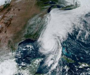 Fotografía satelital del 26 de septiembre de 2024, cedida por la Oficina Nacional de Administración Oceánica y Atmosférica (NOAA), que muestra al huracán Helene acercándose a Florida.