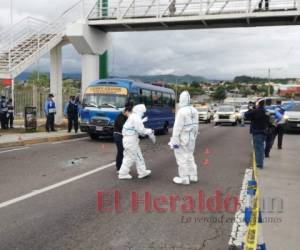 Elementos de la DPI inspeccionan la escena del crimen. Foto Estalin Irías| EL HERALDO