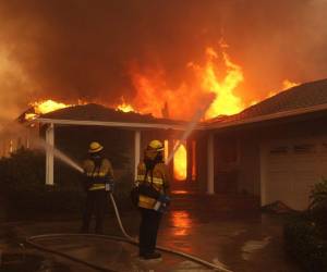 El Departamento de Bomberos de Los Ángeles (LAFD, en inglés) ya emitió una orden de evacuación inmediata en gran parte de Brentwood.