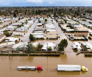 Las tormentas históricas, que se vienen registrando desde las últimas semanas de 2022 han convertido barrios enteros en lagos, han desbordado las aguas residuales y han dejado al menos 17 personas muertas.