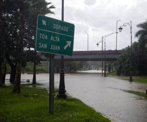 El huracán Ernesto, que impactó a Puerto Rico esta semana, ha dejado a su paso una estela de destrucción, obligando a cientos de personas a buscar refugio y causando graves interrupciones en el suministro eléctrico.