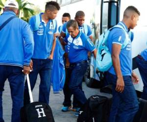 Jorge Luis Pinto al mando del equipo nacional esta mañana rumbo a Miami.