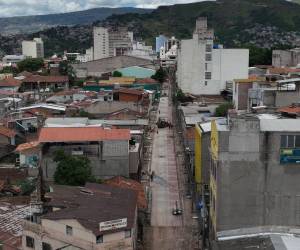 Así se ven los primeros metros de la avenida Cervantes pavimentados, el concreto rojo es el espacio para una ciclovía. Faltan fundir las aceras que serán más amplias.