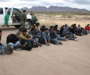 Un grupo de inmigrantes detenidos por la patrulla fronteriza en México. Foto ilustrativa.