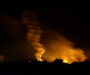 Esta fotografía tomada desde el lado israelí de la frontera con la Franja de Gaza muestra bengalas disparadas por tropas israelíes sobre la Franja de Gaza durante el bombardeo israelí en medio de batallas en curso con el movimiento palestino Hamas.