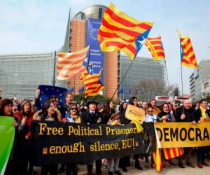 Centenares de catalanes iniciaron las movilizaciones este domingo al conocer sobre la captura de su expresidente. (AFP)