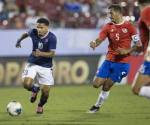 El mediocampista de Bermudas Zeiko Lewis (10) dribla el balón mientras es perseguido por el mediocampista de Costa Rica Celso Borges.