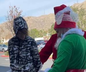 Momento en que uno de los ladrones fue capturado por Santa y el elfo en California.