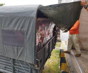 Al menos cinco vehículos repletos de ayuda humanitaria fueron trasladados este domingo.