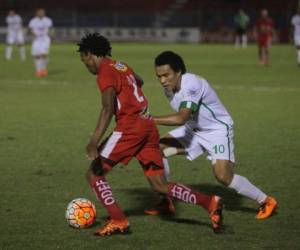 Rambo de León busca el balón.