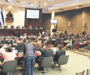 El Partido Nacional introdujo ayer un proyecto de plebiscito en el Congreso Nacional que se sumaría a la propuesta que ha elaborado Libertad y Refundación. Sectores políticos critican que todo gira en torno a la reelección presidencial.