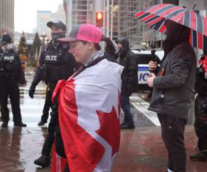 Los policías custodian las protestas contra las medidas sanitarias en Canadá.