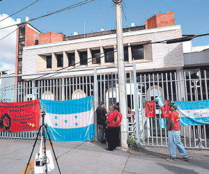 Los manifestantes dicen que entregarán las instalaciones hasta que Natalie Roque logre un acuerdo o sea destituida del cargo.