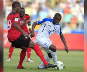 Boniek García busca evadir la marca del trinitense Kevan George. El del Houston fue uno de los mejores jugadores de la Bicolor.