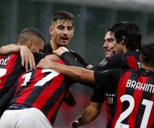 Jugadores del AC Milan celebran el gol del portugués Rafael Leao. Foto: AP