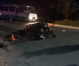 Una de las víctimas quedó sobre su motocicleta en medio de la carretera.