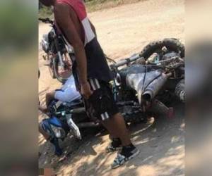 El cuerpo del joven quedó entre las motocicletas. Hasta el momento, solamente se reporta la muerte de una persona.