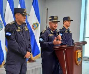 Los comisionados de la Policía Nacional Jair Meza, Orlin Cerrato Cruz y Leonel Sauceda en conferencia de prensa. Foto @PoliciaHonduras/Twitter.