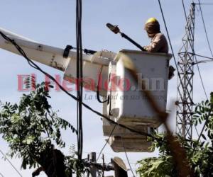 La operación del sistema de distribución ha resultado leonina para la ENEE por los elevados costos fijos que se pagan cada mes. Foto: Archivo/ EL HERALDO.