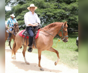 El expresidente Hernández, durante una cabalgata organizada por líderes de su partido en Olancho para recaudar fondos para su segunda campaña presidencial.