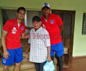 El volante Marcelo Canales y Carlo Costly durante la visita a un asilo de ancianos en la ciudad de el Paraíso. Foto: El Heraldo