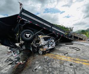 Fotografía cedida este sábado por Bomberos de Minas Gerais que muestra restos de los vehículos involucrados en un grave accidente cerca de la ciudad de Teófilo Otoni, en el Estado de Minas Gerais, Brasil.