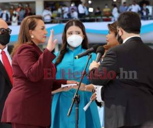 La jueza de Sentencia Penal de Tegucigalpa, Karla Lizeth Romero Dávila, juramentó a Xiomara Castro. Foto: David Romero | EL HERALDO.