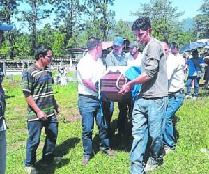 Los pobladores de Erandique al sepultar al profesor.